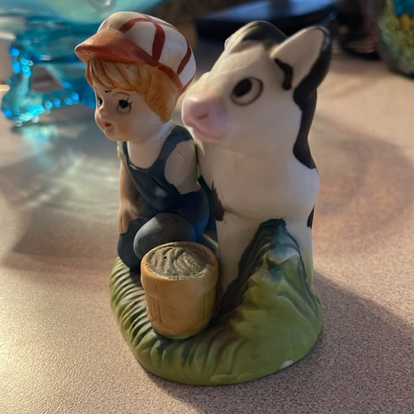 Little boy with cow figurine - Picture 2 of 5